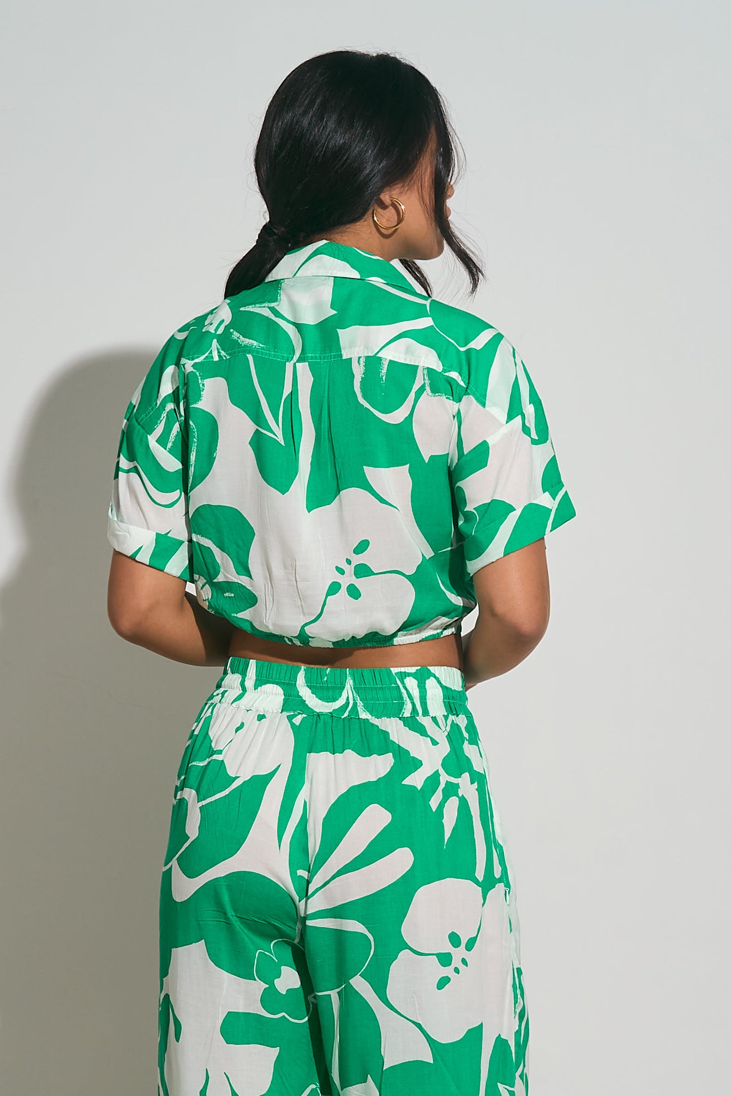 Short Sleeve Cropped Button-Down Shirt - Green Hibiscus