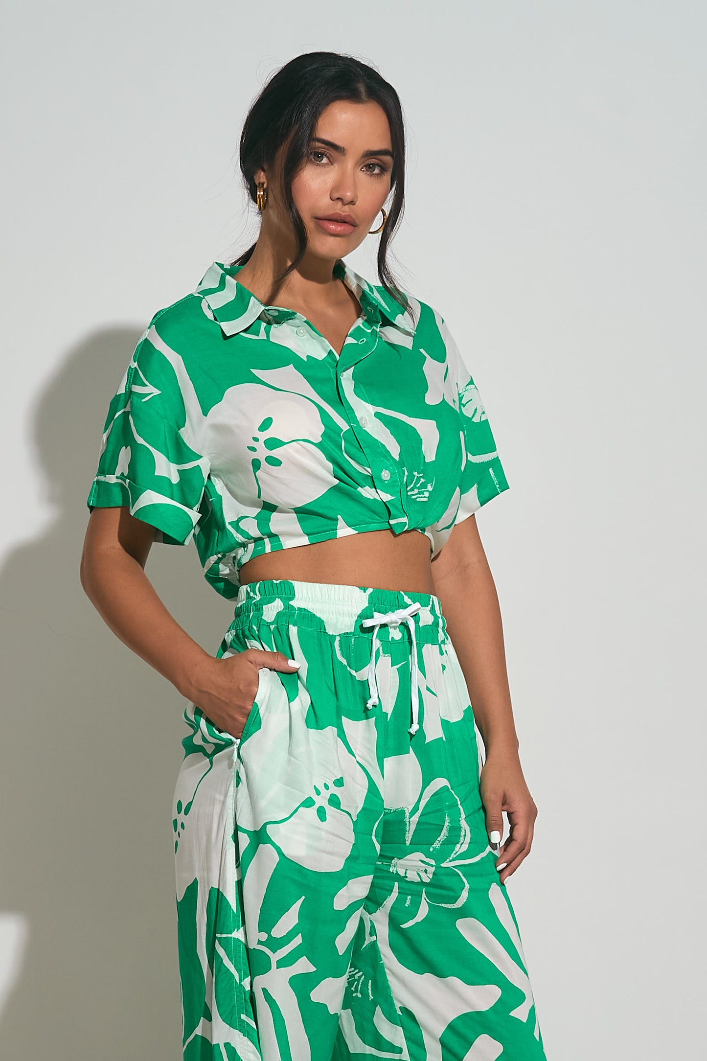 Short Sleeve Cropped Button-Down Shirt - Green Hibiscus